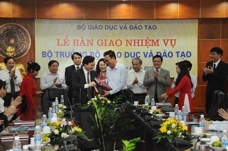 Lễ bàn giao diễn ra trang trọng với sự chứng kiến của các thứ trưởng cùng lãnh đạo các vụ, cục, đơn vị thuộc Bộ Giáo dục và Đào tạo.