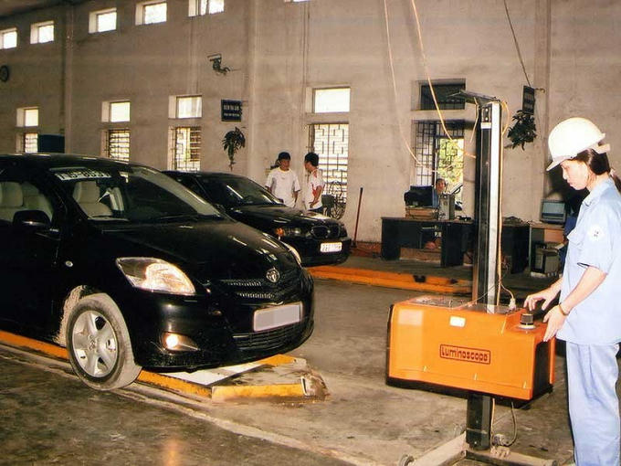 Kiểm định ô tô tại trung tâm đăng kiểm cơ giới. Ảnh: HTD