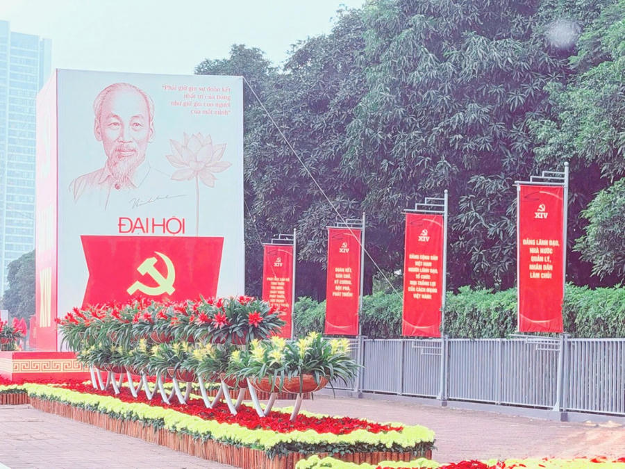 Chủ tịch Hồ Chí Minh vĩ đại sống mãi trong sự nghiệp của dân tộc Việt Nam.