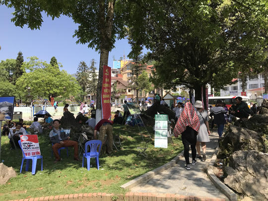 Khu vực vườn hoa bị chiếm dụng làm nơi bán hàng cũng như nơi ăn uống buổi trưa của người dân và du khách. Nhiều người ăn xong không có ý thức dọn dẹp.