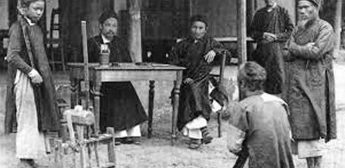 Quan huyện xử án thời xưa.