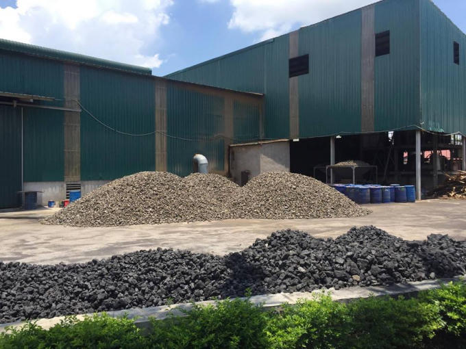 Vật liệu được tập kết bên ngoài xưởng sản xuất