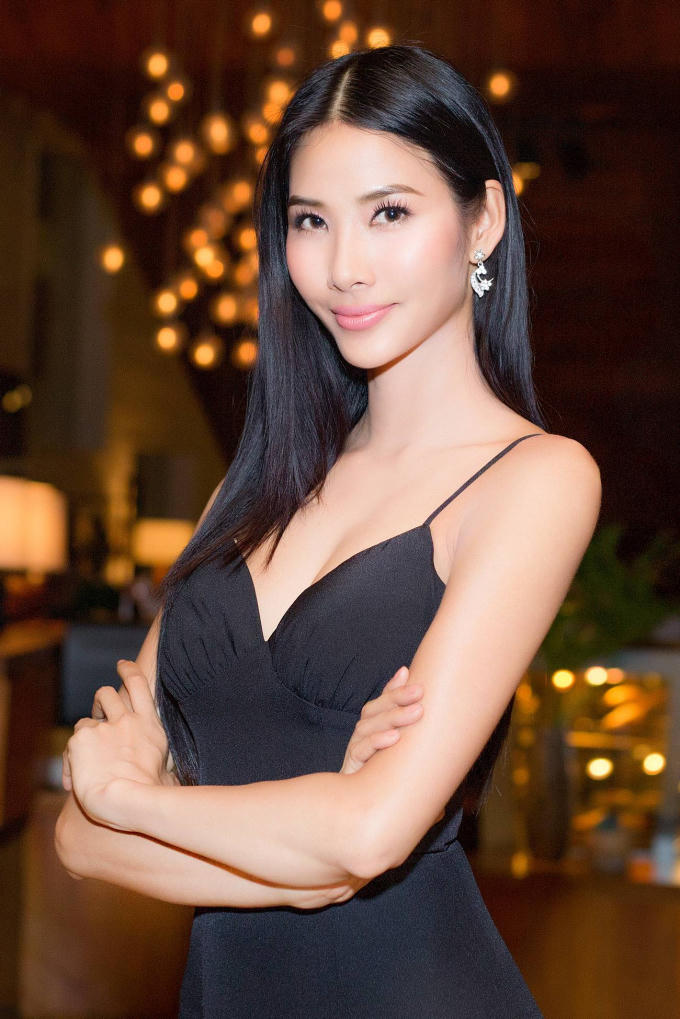 Á hậu Hoàng Thùy dịu dàng nữ tính tham dự sự kiện sau màn hóa thân Cinderella đầy ấn tượng