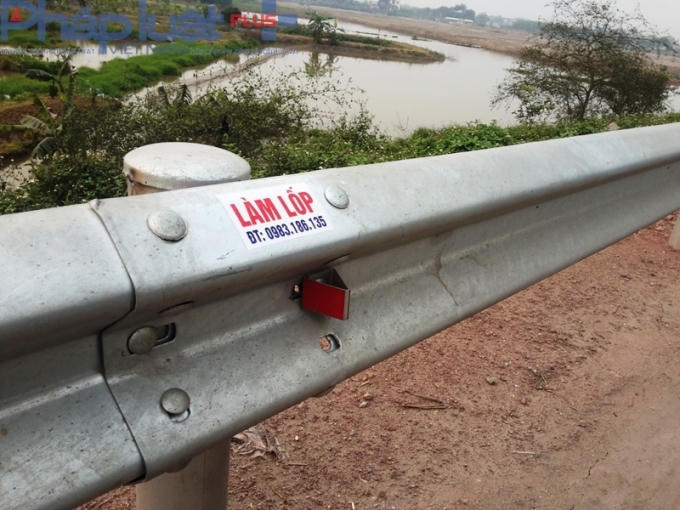 Theo quan sát của Pháp luật Plus, nhiều cột trụ hộ lan mất trung bình từ 2-3 đinh ốc. Đa số người tham gia giao thông khi được Phóng viên hỏi thì tỏ ra hoài nghi về chất lượng công trình.