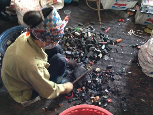 Tiếp xúc với chì trong quá trình tái chế chì cũng có nguy cơ mắc ung thư Ảnh: Ngọc Dung