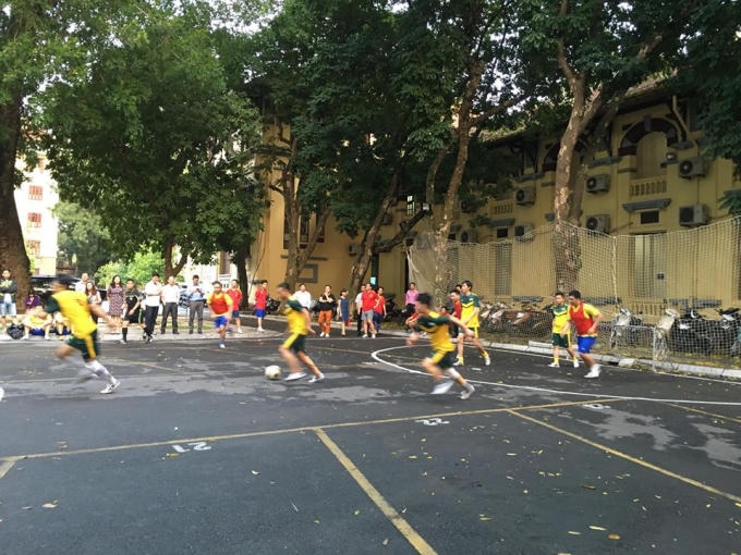 Liên quân đơn vị BTNN, ĐKQGGDBĐ (trang phục xanh vàng) luôn lấn át trên sân đối phương