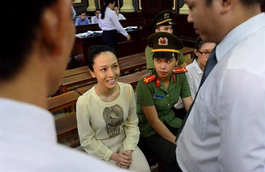 Thậm chí, không ít lần cô cười tươi giữa phiên tòa hay trước vành móng ngựa.
