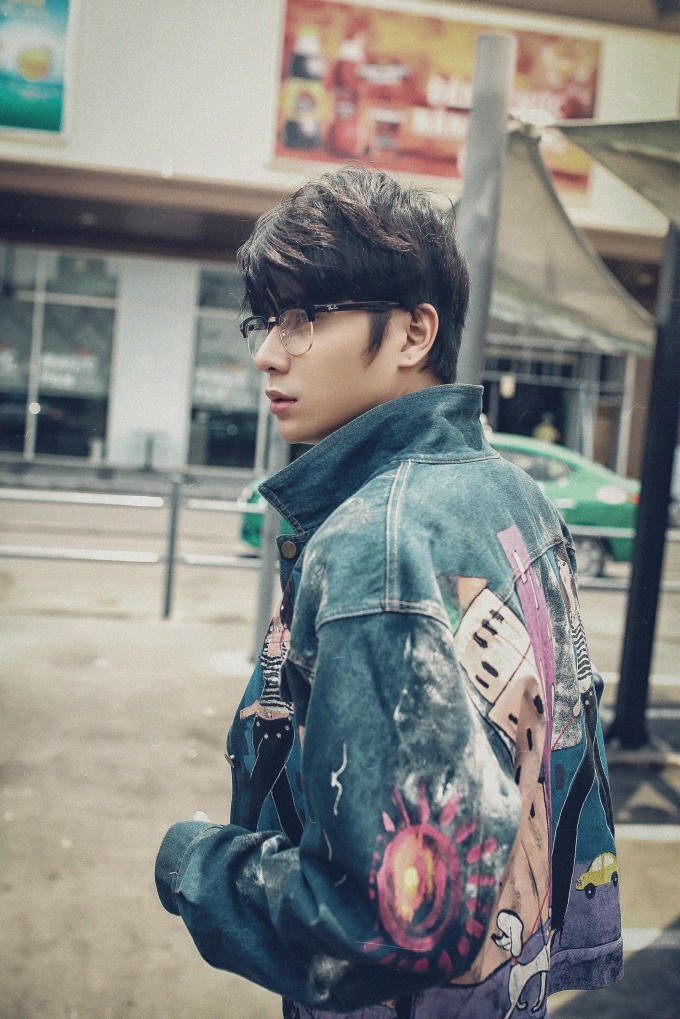 Nam thần Hồng K&ocirc;ng Trịnh Kh&ocirc;i Vĩ tiếp tục đốn tim fan với vẻ trầm tư