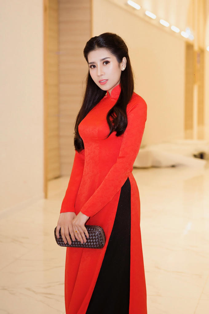 Ngây ngất với nhan sắc Dương Yến Nhung trong tà áo dài đỏ dịp Giáng sinh