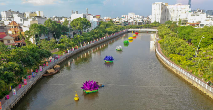 7 đoa sen 7 mầu trên dòng kênh Nhiêu Lộc