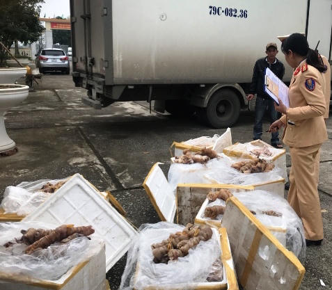 Tang vật đang được lực lượng chức năng kiểm tra, làm rõ.