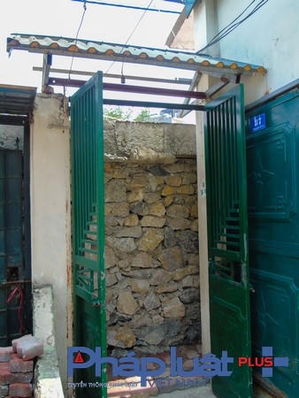 Một chiếc cổng đã bị bịt kín lối ra.