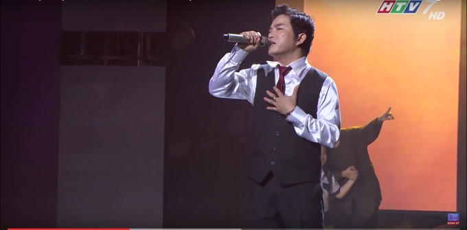 Thí sinh Dương Ngọc Vũ thể hiện ca khúc Lòng Mẹ của Ngọc Sơn.