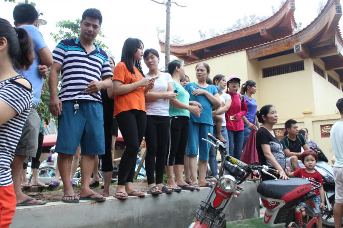 Các địa điểm cao như bờ tường được nhiều người đứng lên để có thể quan sát một cách toàn diện hơn.