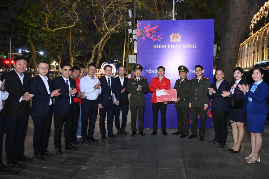 Thiếu tướng Nguyễn Hồng Nguyên trao quà của Đảng ủy Công an Trung ương - Bộ Công an tặng cán bộ, nhân viên MobiFone.