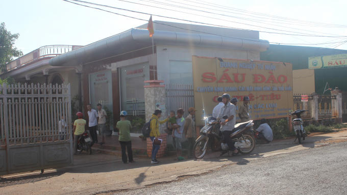 Người dân bao vây doanh nghiệp Sáu Đào để đòi nợ