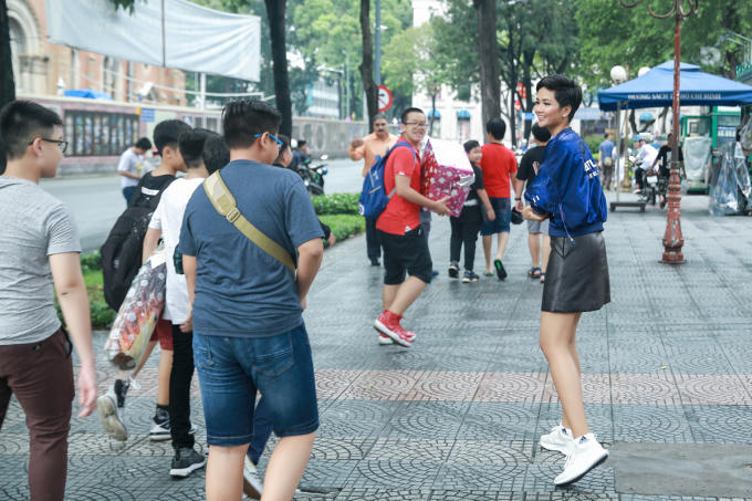 Hoa hậu H'Hen Ni&ecirc; quyết t&acirc;m b&aacute;n s&aacute;ch x&acirc;y dựng thư viện Room To Read