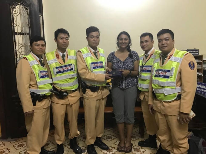 Tổ công tác đã trao lại đồ cho vị khách nước ngoài.