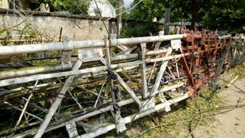 Cột viễn thông cao hơn 65m bị gãy đổ.
