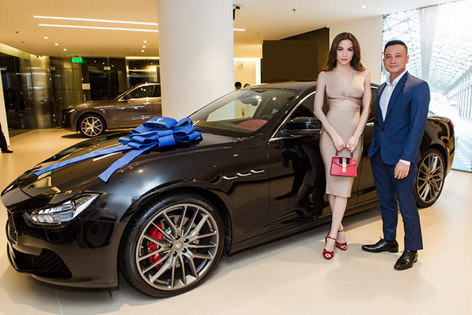 Chiều 2/10, Hồ Ngọc Hà có mặt tại showroom của hãng Maserati Italy để nhận chiếc xe mới. Ảnh: Thành Luân