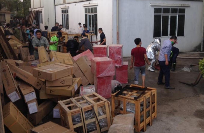 Nhiều vật dụng dễ bắt lửa nhanh chóng được đưa ra xa khỏi khu vực phát hỏa.