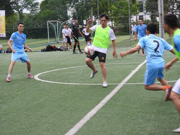 Các cầu thủ báo Giáo dục và Thời đại (áo xanh da trời) có màn trình diễn xuất sắc trước đội bóng báo Tiền Phong.