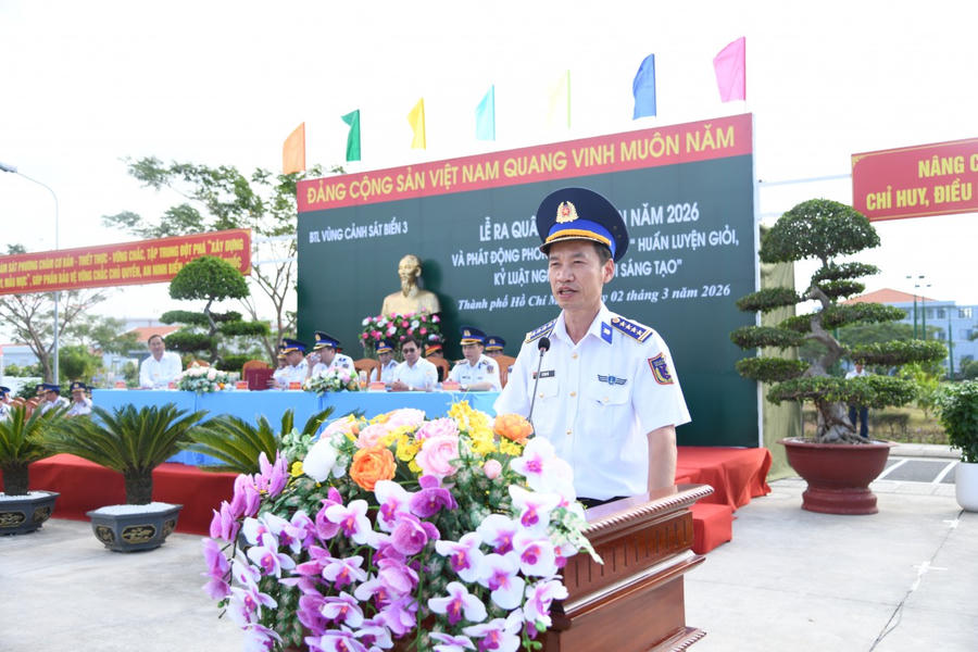 Đại tá Lê Văn Tú - Bí thư đảng ủy, Chính ủy Vùng Cảnh Sát biển 3 phát động thi đua.