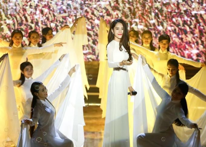 Ngẩn ngơ vẻ đẹp đến nao lòng của Nam Em trong tà áo dài trắng Tình Bolero 2016