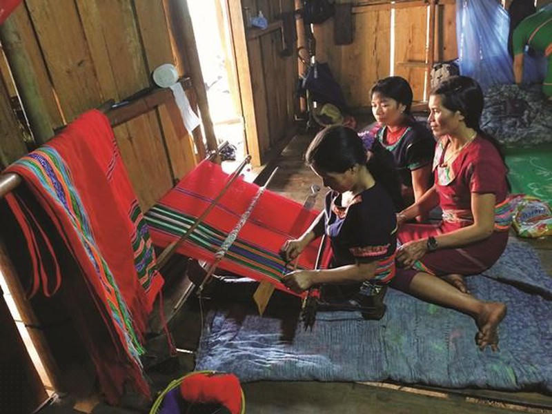 Phụ nữ Xê Đăng với nghề dệt thổ cẩm truyền thống.