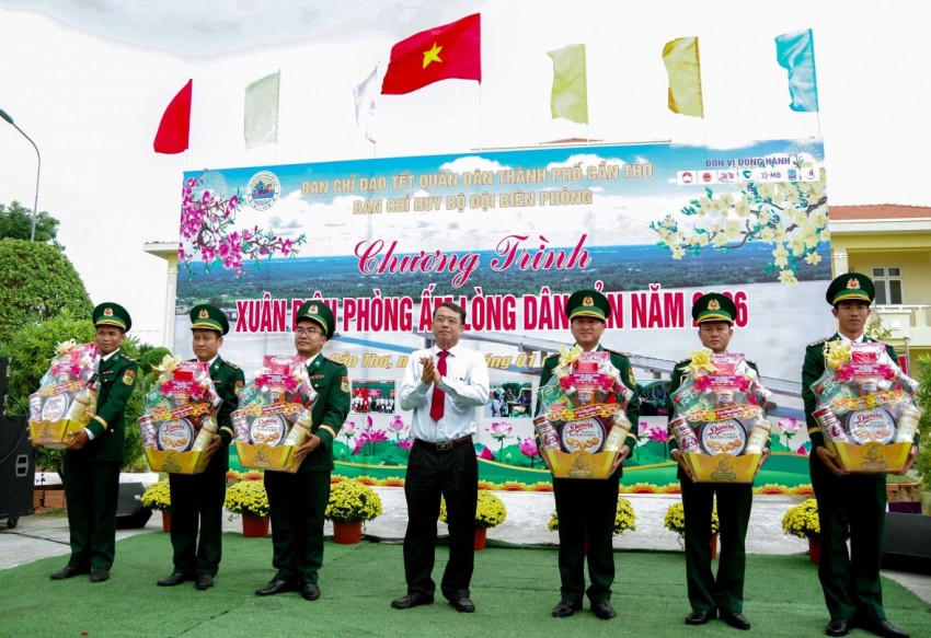 Ông Nguyễn Văn Khởi - Phó Chủ tịch UBND TP Cần Thơ tặng quà của UBND TP cho các đơn vị thuộc Ban chỉ huy BĐBP TP Cần Thơ.