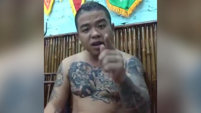 Dương Minh Tuyền (Thánh chửi) trong một lần đăng clip sẽ thưởng nóng cho ai truy tìm kẻ đã xúc phạm mình trên Facebook. (Ảnh cắt từ clip).