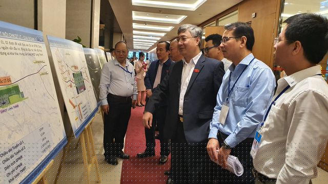 Các đại biểu trao đổi về dự án sân bay Long Thành bên hành lang Quốc hội, sáng 12/11
