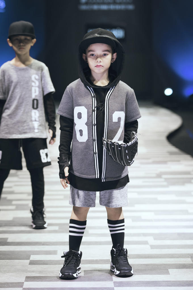 Vũ Cát Tường dù bị sốt vẫn toả sáng cùng 9 học trò The Voice Kids trên sàn diễn thời trang