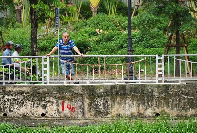 Liên tục có những người dân tò mò đến bên sông quan sát những chiếc máy lọc hoạt động. Trước đó, từ ngày 16/5, Hà Nội đã triển khai phương án thí điểm xử lý ô nhiễm, làm sạch sông Tô Lịch bằng công nghệ Nano Bioreactor của Nhật Bản.