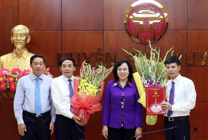 Bà Ngô Thị Thanh Hằng Phó bí thư Thành ủy trao các quyết định bổ nhiệm. (Ảnh: Hà Nội Mới)