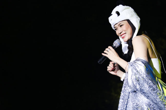 Mỹ T&acirc;m x&uacute;c động khi nhiều fans đồng thanh h&aacute;t c&ugrave;ng c&ocirc; trong loạt tiết mục mới nhất