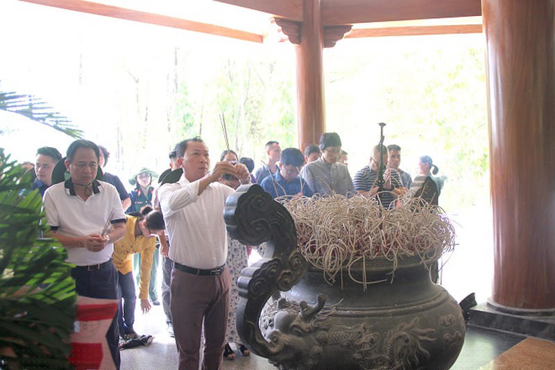 TBT Đào Văn Hội và nguyên Phó TBT Thường trực Đặng Ngọc Luyến cùng Đoàn Báo PLVN dâng hương tại Nghĩa trang Đồng Lộc, Hà Tĩnh năm 2019.