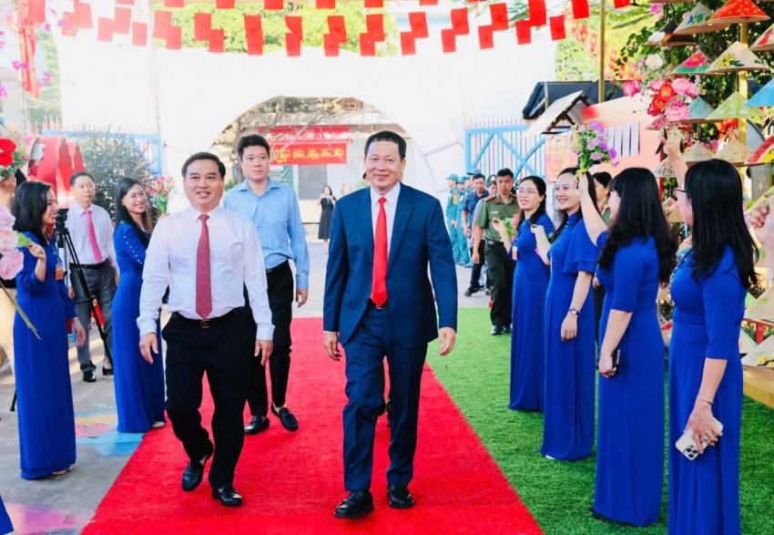 Bí thư Tỉnh ủy Vũ Hồng Văn tham dự lễ khai mạc bầu cử tại khu vực bỏ phiếu số 26, phường Trấn Biên, tỉnh Đồng Nai.

			
				
					
						
					
					
						
						Ông Vũ Hồng Văn, Ủy viên Ban Chấp hành Trung ương Đảng, Bí thư Tỉnh ủy, Trưởng đoàn ĐBQH tỉnh Đồng Nai bỏ phiếu tại khu vực bỏ phiếu số 26, phường Trấn Biên.

						
							
								
									
								
								
									
									 Phó Bí thư Thường trực Tỉnh ủy, Chủ tịch HĐND tỉnh Tôn Ngọc Hạnh dự lễ khai mạc bầu cử tại khu vực bỏ phiếu số 34, phường Bình Phước, tỉnh Đồng Nai.

									
										
											
												
											
											
												
												Ông Võ Tấn Đức, Phó Bí thư Tỉnh ủy, Phó Chủ tịch Thường trực Ủy ban Bầu cử tỉnh bỏ phiếu tại khu vực bỏ phiếu số 2, xã Long Thành.

												
													
														
															
														
														
															
															Trưởng ban Tuyên giáo và Dân vận Tỉnh ủy Đồng Nai Dương Minh Dũng dự lễ khai mạc bầu cử tại khu vực bỏ phiếu số 8, xã Nhơn Trạch.

															
																
																	
																		
																	
																	
																		
																		Ông Cao Tiến Sỹ (thứ 2 từ trái sang), Bí thư Đảng ủy, Chủ tịch HĐND xã Dầu Giây tham dự nghi thức khai mạc bầu cử tại ấp Ngô Quyền.

																		
																			
																				
																					
																				
																				
																					
																					 Cử tri bỏ lá phiếu đầu tiên tại Tổ bầu cử số 14, ấp Trần Hưng Đạo, xã Dầu Giây, tỉnh Đồng Nai.

																					
																						
																							
																								
																							
																							
																								
																								Ông Lê Hoàng Sơn, Chủ tịch UBND xã Long Thành có mặt từ sớm tại khu vực bỏ phiếu số 21 (ấp An Bình) để hướng dẫn cử tri tham gia bầu cử.

																								
																									
																										
																											
																										
																										
																											
																											 Cử tri thực hiện quyền bầu cử Đại biểu Quốc hội khóa XVI và đại biểu HĐND các cấp nhiệm kỳ 2026-2031.

																											
																												
																													
																														
																													
																													
																														
																														Kiểm tra, niêm phong hòm phiếu trước giờ khai mạc bầu cử tại một khu vực bỏ phiếu.

																														
																															
																																
																																	
																																
																																
																																	
																																	Cử tri tham gia bỏ phiếu trong không khí trang trọng của ngày hội bầu cử.

																																	
																																		
																																			
																																				
																																			
																																			
																																				
																																				Cán bộ, chiến sĩ lực lượng vũ trang thực hiện quyền bầu cử tại khu vực bỏ phiếu.
																																				
																																			
																																		
																																	
																																	
																																
																															
																														
																														
																													
																												
																											
																											
																										
																									
																								
																								
																							
																						
																					
																					
																				
																			
																		
																		
																	
																
															
															
														
													
												
												
											
										
									
									
								
							
						
						
					
				
			
			
						Ông Vũ Hồng Văn, Ủy viên Ban Chấp hành Trung ương Đảng, Bí thư Tỉnh ủy, Trưởng đoàn ĐBQH tỉnh Đồng Nai bỏ phiếu tại khu vực bỏ phiếu số 26, phường Trấn Biên.

						
							
								
									
								
								
									
									 Phó Bí thư Thường trực Tỉnh ủy, Chủ tịch HĐND tỉnh Tôn Ngọc Hạnh dự lễ khai mạc bầu cử tại khu vực bỏ phiếu số 34, phường Bình Phước, tỉnh Đồng Nai.

									
										
											
												
											
											
												
												Ông Võ Tấn Đức, Phó Bí thư Tỉnh ủy, Phó Chủ tịch Thường trực Ủy ban Bầu cử tỉnh bỏ phiếu tại khu vực bỏ phiếu số 2, xã Long Thành.

												
													
														
															
														
														
															
															Trưởng ban Tuyên giáo và Dân vận Tỉnh ủy Đồng Nai Dương Minh Dũng dự lễ khai mạc bầu cử tại khu vực bỏ phiếu số 8, xã Nhơn Trạch.

															
																
																	
																		
																	
																	
																		
																		Ông Cao Tiến Sỹ (thứ 2 từ trái sang), Bí thư Đảng ủy, Chủ tịch HĐND xã Dầu Giây tham dự nghi thức khai mạc bầu cử tại ấp Ngô Quyền.

																		
																			
																				
																					
																				
																				
																					
																					 Cử tri bỏ lá phiếu đầu tiên tại Tổ bầu cử số 14, ấp Trần Hưng Đạo, xã Dầu Giây, tỉnh Đồng Nai.

																					
																						
																							
																								
																							
																							
																								
																								Ông Lê Hoàng Sơn, Chủ tịch UBND xã Long Thành có mặt từ sớm tại khu vực bỏ phiếu số 21 (ấp An Bình) để hướng dẫn cử tri tham gia bầu cử.

																								
																									
																										
																											
																										
																										
																											
																											 Cử tri thực hiện quyền bầu cử Đại biểu Quốc hội khóa XVI và đại biểu HĐND các cấp nhiệm kỳ 2026-2031.

																											
																												
																													
																														
																													
																													
																														
																														Kiểm tra, niêm phong hòm phiếu trước giờ khai mạc bầu cử tại một khu vực bỏ phiếu.

																														
																															
																																
																																	
																																
																																
																																	
																																	Cử tri tham gia bỏ phiếu trong không khí trang trọng của ngày hội bầu cử.

																																	
																																		
																																			
																																				
																																			
																																			
																																				
																																				Cán bộ, chiến sĩ lực lượng vũ trang thực hiện quyền bầu cử tại khu vực bỏ phiếu.
																																				
																																			
																																		
																																	
																																	
																																
																															
																														
																														
																													
																												
																											
																											
																										
																									
																								
																								
																							
																						
																					
																					
																				
																			
																		
																		
																	
																
															
															
														
													
												
												
											
										
									
									
								
							
						
						
									 Phó Bí thư Thường trực Tỉnh ủy, Chủ tịch HĐND tỉnh Tôn Ngọc Hạnh dự lễ khai mạc bầu cử tại khu vực bỏ phiếu số 34, phường Bình Phước, tỉnh Đồng Nai.

									
										
											
												
											
											
												
												Ông Võ Tấn Đức, Phó Bí thư Tỉnh ủy, Phó Chủ tịch Thường trực Ủy ban Bầu cử tỉnh bỏ phiếu tại khu vực bỏ phiếu số 2, xã Long Thành.

												
													
														
															
														
														
															
															Trưởng ban Tuyên giáo và Dân vận Tỉnh ủy Đồng Nai Dương Minh Dũng dự lễ khai mạc bầu cử tại khu vực bỏ phiếu số 8, xã Nhơn Trạch.

															
																
																	
																		
																	
																	
																		
																		Ông Cao Tiến Sỹ (thứ 2 từ trái sang), Bí thư Đảng ủy, Chủ tịch HĐND xã Dầu Giây tham dự nghi thức khai mạc bầu cử tại ấp Ngô Quyền.

																		
																			
																				
																					
																				
																				
																					
																					 Cử tri bỏ lá phiếu đầu tiên tại Tổ bầu cử số 14, ấp Trần Hưng Đạo, xã Dầu Giây, tỉnh Đồng Nai.

																					
																						
																							
																								
																							
																							
																								
																								Ông Lê Hoàng Sơn, Chủ tịch UBND xã Long Thành có mặt từ sớm tại khu vực bỏ phiếu số 21 (ấp An Bình) để hướng dẫn cử tri tham gia bầu cử.

																								
																									
																										
																											
																										
																										
																											
																											 Cử tri thực hiện quyền bầu cử Đại biểu Quốc hội khóa XVI và đại biểu HĐND các cấp nhiệm kỳ 2026-2031.

																											
																												
																													
																														
																													
																													
																														
																														Kiểm tra, niêm phong hòm phiếu trước giờ khai mạc bầu cử tại một khu vực bỏ phiếu.

																														
																															
																																
																																	
																																
																																
																																	
																																	Cử tri tham gia bỏ phiếu trong không khí trang trọng của ngày hội bầu cử.

																																	
																																		
																																			
																																				
																																			
																																			
																																				
																																				Cán bộ, chiến sĩ lực lượng vũ trang thực hiện quyền bầu cử tại khu vực bỏ phiếu.
																																				
																																			
																																		
																																	
																																	
																																
																															
																														
																														
																													
																												
																											
																											
																										
																									
																								
																								
																							
																						
																					
																					
																				
																			
																		
																		
																	
																
															
															
														
													
												
												
											
										
									
									
												Ông Võ Tấn Đức, Phó Bí thư Tỉnh ủy, Phó Chủ tịch Thường trực Ủy ban Bầu cử tỉnh bỏ phiếu tại khu vực bỏ phiếu số 2, xã Long Thành.

												
													
														
															
														
														
															
															Trưởng ban Tuyên giáo và Dân vận Tỉnh ủy Đồng Nai Dương Minh Dũng dự lễ khai mạc bầu cử tại khu vực bỏ phiếu số 8, xã Nhơn Trạch.

															
																
																	
																		
																	
																	
																		
																		Ông Cao Tiến Sỹ (thứ 2 từ trái sang), Bí thư Đảng ủy, Chủ tịch HĐND xã Dầu Giây tham dự nghi thức khai mạc bầu cử tại ấp Ngô Quyền.

																		
																			
																				
																					
																				
																				
																					
																					 Cử tri bỏ lá phiếu đầu tiên tại Tổ bầu cử số 14, ấp Trần Hưng Đạo, xã Dầu Giây, tỉnh Đồng Nai.

																					
																						
																							
																								
																							
																							
																								
																								Ông Lê Hoàng Sơn, Chủ tịch UBND xã Long Thành có mặt từ sớm tại khu vực bỏ phiếu số 21 (ấp An Bình) để hướng dẫn cử tri tham gia bầu cử.

																								
																									
																										
																											
																										
																										
																											
																											 Cử tri thực hiện quyền bầu cử Đại biểu Quốc hội khóa XVI và đại biểu HĐND các cấp nhiệm kỳ 2026-2031.

																											
																												
																													
																														
																													
																													
																														
																														Kiểm tra, niêm phong hòm phiếu trước giờ khai mạc bầu cử tại một khu vực bỏ phiếu.

																														
																															
																																
																																	
																																
																																
																																	
																																	Cử tri tham gia bỏ phiếu trong không khí trang trọng của ngày hội bầu cử.

																																	
																																		
																																			
																																				
																																			
																																			
																																				
																																				Cán bộ, chiến sĩ lực lượng vũ trang thực hiện quyền bầu cử tại khu vực bỏ phiếu.
																																				
																																			
																																		
																																	
																																	
																																
																															
																														
																														
																													
																												
																											
																											
																										
																									
																								
																								
																							
																						
																					
																					
																				
																			
																		
																		
																	
																
															
															
														
													
												
												
															Trưởng ban Tuyên giáo và Dân vận Tỉnh ủy Đồng Nai Dương Minh Dũng dự lễ khai mạc bầu cử tại khu vực bỏ phiếu số 8, xã Nhơn Trạch.

															
																
																	
																		
																	
																	
																		
																		Ông Cao Tiến Sỹ (thứ 2 từ trái sang), Bí thư Đảng ủy, Chủ tịch HĐND xã Dầu Giây tham dự nghi thức khai mạc bầu cử tại ấp Ngô Quyền.

																		
																			
																				
																					
																				
																				
																					
																					 Cử tri bỏ lá phiếu đầu tiên tại Tổ bầu cử số 14, ấp Trần Hưng Đạo, xã Dầu Giây, tỉnh Đồng Nai.

																					
																						
																							
																								
																							
																							
																								
																								Ông Lê Hoàng Sơn, Chủ tịch UBND xã Long Thành có mặt từ sớm tại khu vực bỏ phiếu số 21 (ấp An Bình) để hướng dẫn cử tri tham gia bầu cử.

																								
																									
																										
																											
																										
																										
																											
																											 Cử tri thực hiện quyền bầu cử Đại biểu Quốc hội khóa XVI và đại biểu HĐND các cấp nhiệm kỳ 2026-2031.

																											
																												
																													
																														
																													
																													
																														
																														Kiểm tra, niêm phong hòm phiếu trước giờ khai mạc bầu cử tại một khu vực bỏ phiếu.

																														
																															
																																
																																	
																																
																																
																																	
																																	Cử tri tham gia bỏ phiếu trong không khí trang trọng của ngày hội bầu cử.

																																	
																																		
																																			
																																				
																																			
																																			
																																				
																																				Cán bộ, chiến sĩ lực lượng vũ trang thực hiện quyền bầu cử tại khu vực bỏ phiếu.
																																				
																																			
																																		
																																	
																																	
																																
																															
																														
																														
																													
																												
																											
																											
																										
																									
																								
																								
																							
																						
																					
																					
																				
																			
																		
																		
																	
																
															
															
																		Ông Cao Tiến Sỹ (thứ 2 từ trái sang), Bí thư Đảng ủy, Chủ tịch HĐND xã Dầu Giây tham dự nghi thức khai mạc bầu cử tại ấp Ngô Quyền.

																		
																			
																				
																					
																				
																				
																					
																					 Cử tri bỏ lá phiếu đầu tiên tại Tổ bầu cử số 14, ấp Trần Hưng Đạo, xã Dầu Giây, tỉnh Đồng Nai.

																					
																						
																							
																								
																							
																							
																								
																								Ông Lê Hoàng Sơn, Chủ tịch UBND xã Long Thành có mặt từ sớm tại khu vực bỏ phiếu số 21 (ấp An Bình) để hướng dẫn cử tri tham gia bầu cử.

																								
																									
																										
																											
																										
																										
																											
																											 Cử tri thực hiện quyền bầu cử Đại biểu Quốc hội khóa XVI và đại biểu HĐND các cấp nhiệm kỳ 2026-2031.

																											
																												
																													
																														
																													
																													
																														
																														Kiểm tra, niêm phong hòm phiếu trước giờ khai mạc bầu cử tại một khu vực bỏ phiếu.

																														
																															
																																
																																	
																																
																																
																																	
																																	Cử tri tham gia bỏ phiếu trong không khí trang trọng của ngày hội bầu cử.

																																	
																																		
																																			
																																				
																																			
																																			
																																				
																																				Cán bộ, chiến sĩ lực lượng vũ trang thực hiện quyền bầu cử tại khu vực bỏ phiếu.
																																				
																																			
																																		
																																	
																																	
																																
																															
																														
																														
																													
																												
																											
																											
																										
																									
																								
																								
																							
																						
																					
																					
																				
																			
																		
																		
																					 Cử tri bỏ lá phiếu đầu tiên tại Tổ bầu cử số 14, ấp Trần Hưng Đạo, xã Dầu Giây, tỉnh Đồng Nai.

																					
																						
																							
																								
																							
																							
																								
																								Ông Lê Hoàng Sơn, Chủ tịch UBND xã Long Thành có mặt từ sớm tại khu vực bỏ phiếu số 21 (ấp An Bình) để hướng dẫn cử tri tham gia bầu cử.

																								
																									
																										
																											
																										
																										
																											
																											 Cử tri thực hiện quyền bầu cử Đại biểu Quốc hội khóa XVI và đại biểu HĐND các cấp nhiệm kỳ 2026-2031.

																											
																												
																													
																														
																													
																													
																														
																														Kiểm tra, niêm phong hòm phiếu trước giờ khai mạc bầu cử tại một khu vực bỏ phiếu.

																														
																															
																																
																																	
																																
																																
																																	
																																	Cử tri tham gia bỏ phiếu trong không khí trang trọng của ngày hội bầu cử.

																																	
																																		
																																			
																																				
																																			
																																			
																																				
																																				Cán bộ, chiến sĩ lực lượng vũ trang thực hiện quyền bầu cử tại khu vực bỏ phiếu.
																																				
																																			
																																		
																																	
																																	
																																
																															
																														
																														
																													
																												
																											
																											
																										
																									
																								
																								
																							
																						
																					
																					
																								Ông Lê Hoàng Sơn, Chủ tịch UBND xã Long Thành có mặt từ sớm tại khu vực bỏ phiếu số 21 (ấp An Bình) để hướng dẫn cử tri tham gia bầu cử.

																								
																									
																										
																											
																										
																										
																											
																											 Cử tri thực hiện quyền bầu cử Đại biểu Quốc hội khóa XVI và đại biểu HĐND các cấp nhiệm kỳ 2026-2031.

																											
																												
																													
																														
																													
																													
																														
																														Kiểm tra, niêm phong hòm phiếu trước giờ khai mạc bầu cử tại một khu vực bỏ phiếu.

																														
																															
																																
																																	
																																
																																
																																	
																																	Cử tri tham gia bỏ phiếu trong không khí trang trọng của ngày hội bầu cử.

																																	
																																		
																																			
																																				
																																			
																																			
																																				
																																				Cán bộ, chiến sĩ lực lượng vũ trang thực hiện quyền bầu cử tại khu vực bỏ phiếu.
																																				
																																			
																																		
																																	
																																	
																																
																															
																														
																														
																													
																												
																											
																											
																										
																									
																								
																								
																											 Cử tri thực hiện quyền bầu cử Đại biểu Quốc hội khóa XVI và đại biểu HĐND các cấp nhiệm kỳ 2026-2031.

																											
																												
																													
																														
																													
																													
																														
																														Kiểm tra, niêm phong hòm phiếu trước giờ khai mạc bầu cử tại một khu vực bỏ phiếu.

																														
																															
																																
																																	
																																
																																
																																	
																																	Cử tri tham gia bỏ phiếu trong không khí trang trọng của ngày hội bầu cử.

																																	
																																		
																																			
																																				
																																			
																																			
																																				
																																				Cán bộ, chiến sĩ lực lượng vũ trang thực hiện quyền bầu cử tại khu vực bỏ phiếu.
																																				
																																			
																																		
																																	
																																	
																																
																															
																														
																														
																													
																												
																											
																											
																														Kiểm tra, niêm phong hòm phiếu trước giờ khai mạc bầu cử tại một khu vực bỏ phiếu.

																														
																															
																																
																																	
																																
																																
																																	
																																	Cử tri tham gia bỏ phiếu trong không khí trang trọng của ngày hội bầu cử.

																																	
																																		
																																			
																																				
																																			
																																			
																																				
																																				Cán bộ, chiến sĩ lực lượng vũ trang thực hiện quyền bầu cử tại khu vực bỏ phiếu.
																																				
																																			
																																		
																																	
																																	
																																
																															
																														
																														
																																	Cử tri tham gia bỏ phiếu trong không khí trang trọng của ngày hội bầu cử.

																																	
																																		
																																			
																																				
																																			
																																			
																																				
																																				Cán bộ, chiến sĩ lực lượng vũ trang thực hiện quyền bầu cử tại khu vực bỏ phiếu.
																																				
																																			
																																		
																																	
																																	
																																				Cán bộ, chiến sĩ lực lượng vũ trang thực hiện quyền bầu cử tại khu vực bỏ phiếu.