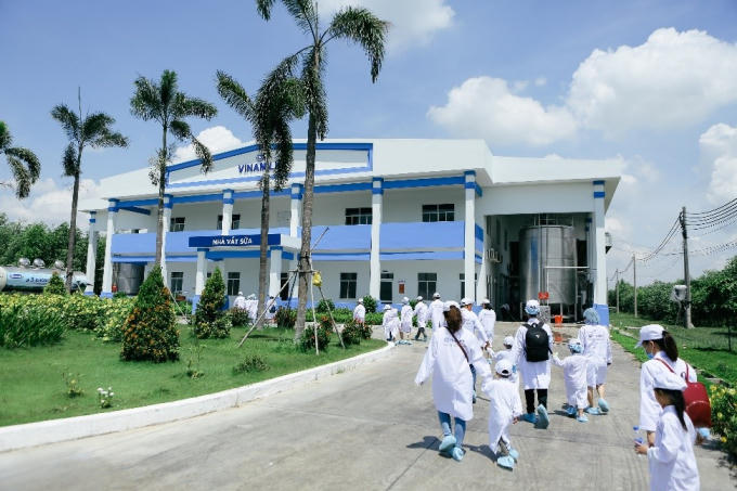 Đến gần nhà vắt sữa, cả đoàn được nghe các bản nhạc du dương giúp cô bò được thư giãn, thoải mái để có được chất lượng sữa tươi tốt nhất.