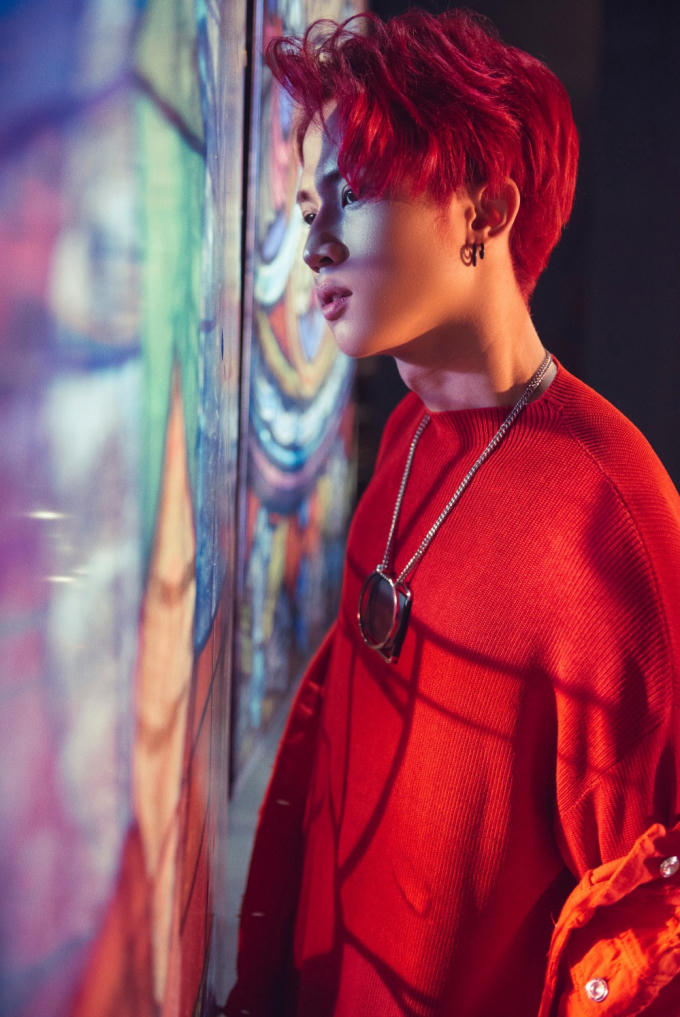 K.O sinh năm 1995 ở vị trí hát chính lẫn rapper chính của nhóm