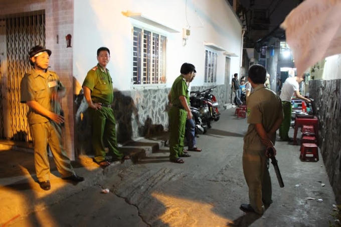 Lực lượng chức năng khám nghiệm hiện trường.