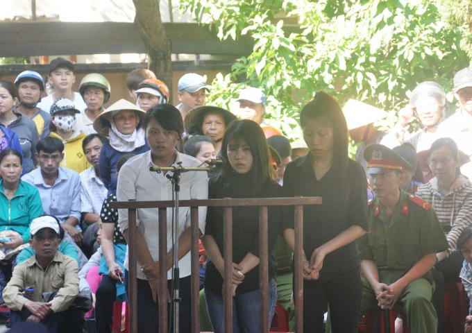 Bộ ba nữ quái đánh người rồi đăng lên mạng xã hội.