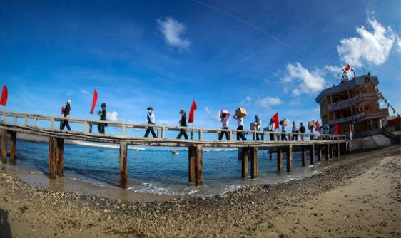 Triển lãm “Trường Sa xin đến một lần” là một hoạt động thiết thực và ý nghĩa nhằm tri ân, động viên các chiến sĩ, nhân dân đang ngày đêm bảo vệ chủ quyền thiêng liêng của Tổ quốc. Được biết, Triển lãm “Trường Sa xin đến một lần” được bắt đầu từ ngày 10/10 đến hết ngày 20/10.