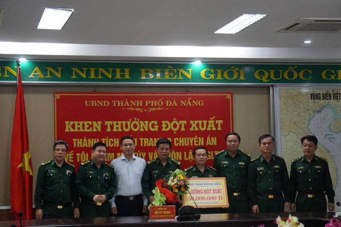 PCT UBND TP Đà Nẵng Hồ Kỳ Minh (áo trắng) có mặt động viên BĐBP TP Đà Nẵng sau khi phá án.