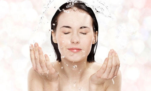 Nước chính là nguồn làm mát cơ thể tự nhiên nhất. (Ảnh minh họa)