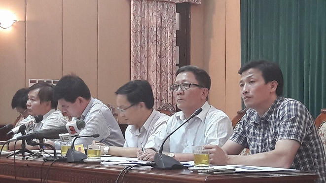 Ông Nguyễn Hiệp Thống (thứ 2 từ bên phải sang), thông tin tại buổi giao ban báo chí.