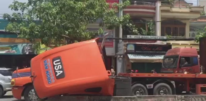 Chiếc xe nằm ngang đường gây ách tắc giao thông.