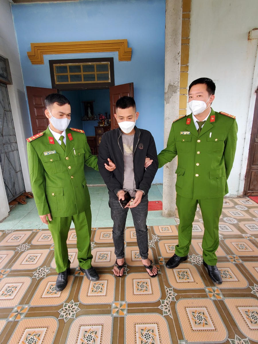 Đối tượng Nguyễn Chí Thanh (áo đen, ở giữa)