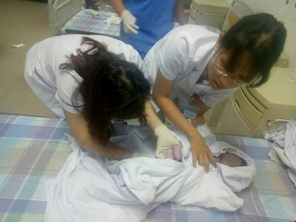 Bệnh nhân vượt cạn thành công, các bác sĩ vui mừng chào đón bé gái ra đời. Ảnh: Bạch Yến
