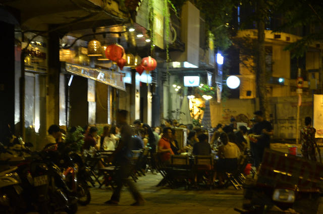 Một quán ăn trên đường Võ Văn Kiệt phường Nguyễn Thái Bình chiếm hết vỉa hè để buôn bán.